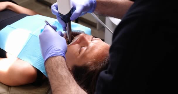 Zahnarzt Füllt Patientenzähne Mit Heilendem Licht Nahaufnahme Installation Von Zahnimplantaten — Stockvideo