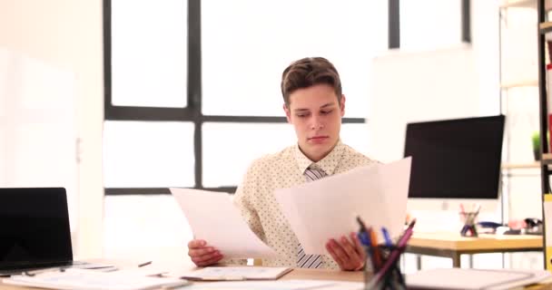 Junge Männliche Praktikanten Studieren Dokumente Büro Offensiver Typ Wird Firma — Stockvideo