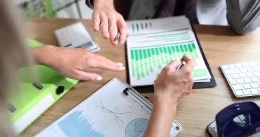 İş adamı ve iş kadını arasındaki iş görüşmesinde yaşanan tartışma ve kötü mali rapor. Finansal analiz ve istatistikleri tartışmayı reddetme