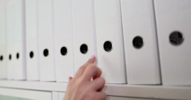 Sekreter ya da hemşire dolaptaki belgelerle birlikte iş dosyalarını çıkarır. Belgelendirme ve arşiv kavramı