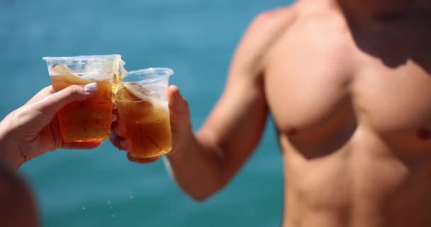 해변에서 한잔을 쉬면서 해변에서 친구들을 만난다 — 비디오