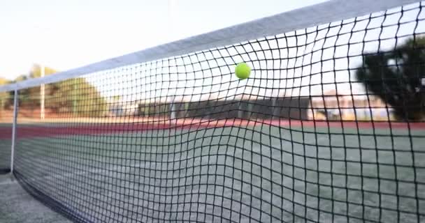 テニスボールはネットに当たり テニスコートに落ちます テニスゲームでのスポーツ敗北 — ストック動画