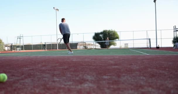 职业网球选手用反手大力击球 业余网球比赛 — 图库视频影像