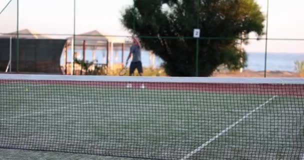 Tênis Jogando Tênis Quadra Batendo Bola Com Raquete Jogo Tênis — Vídeo de Stock