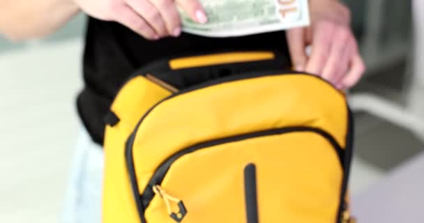 女人把现金放在旅游背包里 现金进出口规则发生了变化 — 图库视频影像