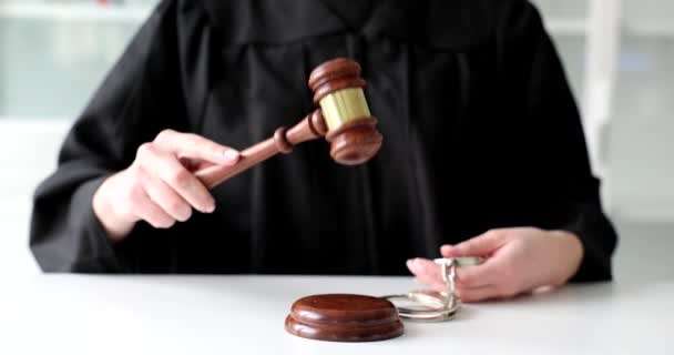 Суддя Тримає Наручники Стукає Молотком Саду Суду Кримінальна Відповідальність Судове — стокове відео