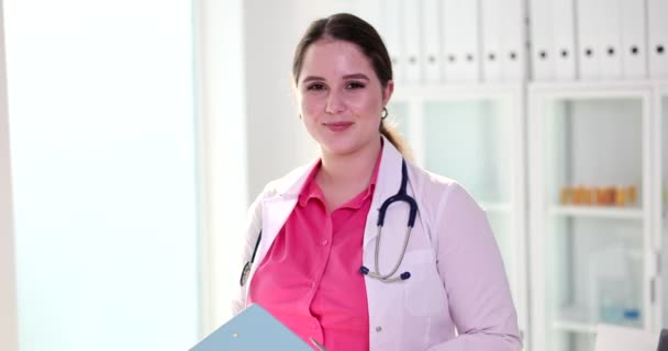 Mujer Sonriente Doctora Terapeuta Interna Extendiendo Mano Para Saludar Paciente — Vídeos de Stock