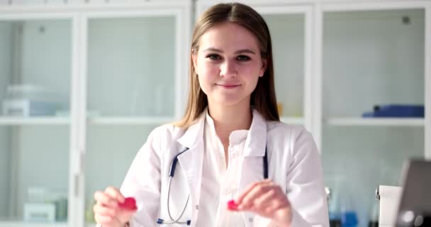 美しい医師学生看護師2つの心を保持します 医学と学問への愛 — ストック動画
