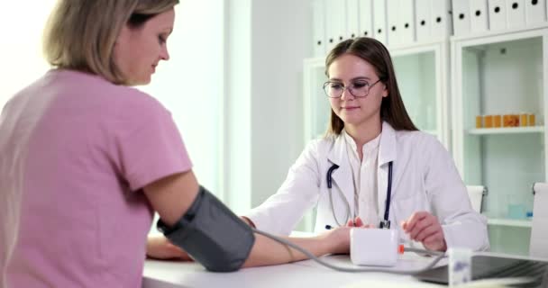 Läkarsjuksköterska Student Med Hjälp Tonometer Kontrollerar Patientens Blodtryck Läkarmottagningen Hypertoni — Stockvideo