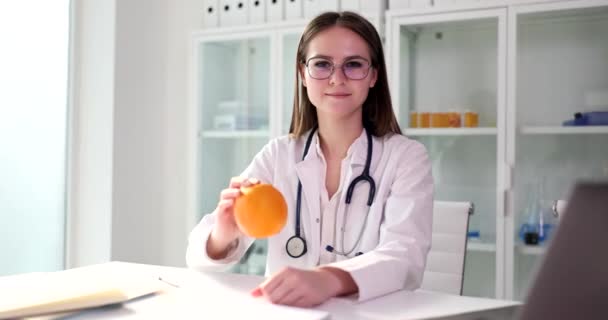 Lekarz Dietetyk Trzyma Pomarańczowy Rękach Pokazuje Kciuki Góry Gestem Zbliżenie — Wideo stockowe