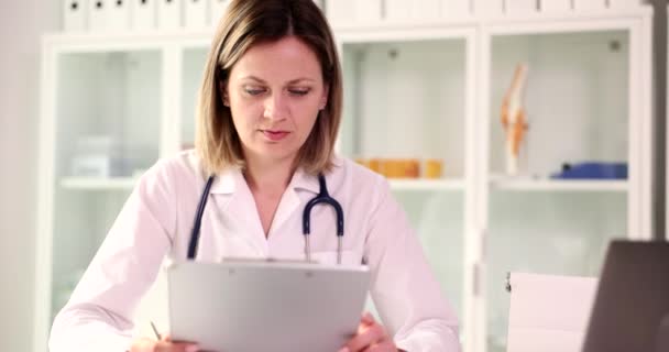 Orvos Megvizsgálja Orvosi Dokumentumokat Klinikán Egészségügyi Diagnosztika — Stock videók