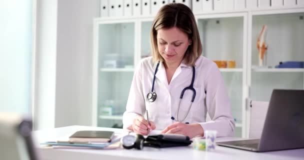 Invita Doctora Consultorio Para Consultas Servicios Médicos Seguros — Vídeos de Stock
