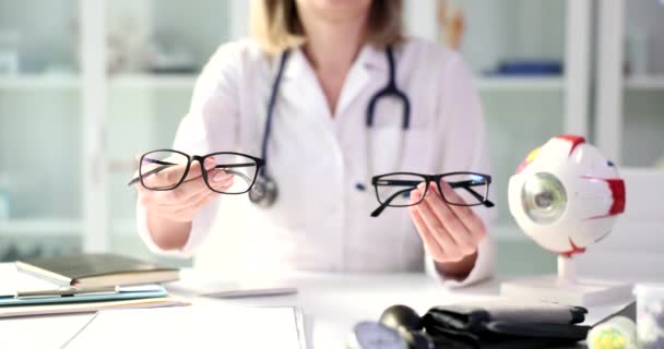 Oftalmologista Oferece Escolha Dois Pares Óculos Verificação Visão Conceito Saúde — Vídeo de Stock