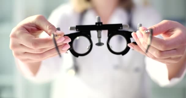 Optymista Posiada Ramkę Wyboru Soczewek Zbliżenie Badanie Okulistyczne Dobór Okularów — Wideo stockowe
