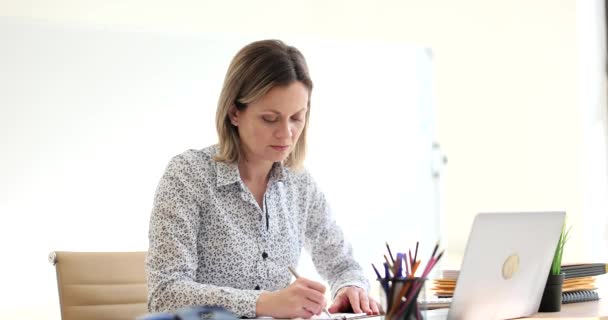 Mujer Reflexiva Escribe Notas Negocios Lugar Trabajo Idea Inicio Soluciones — Vídeos de Stock