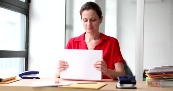 办公室里的漂亮女人手里拿着一叠白纸 办公室雇员的工作场所和处理文件的工作 — 图库视频影像