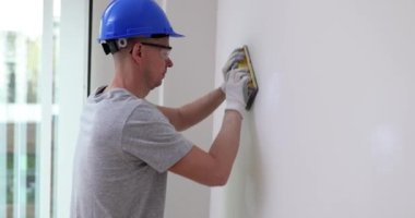 Usta 'nın elindeki duvar macunuyla bitirme işi yıpratıcı. Resim için duvar macunu