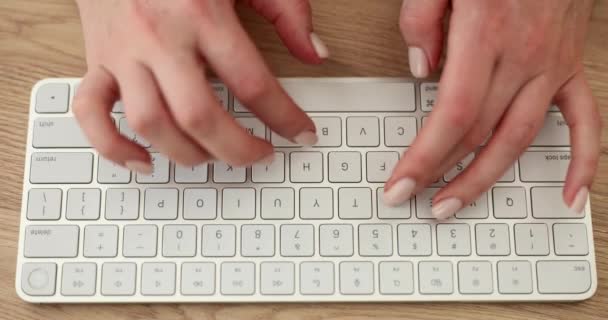 Online Zakelijke Educatie Programmering Computergebruik Close Van Vrouwelijke Handen Typen — Stockvideo