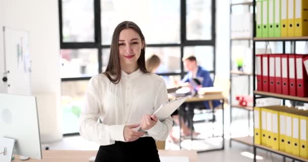 Leende Kvinnlig Student Konsult Sträcker Handen För Hälsningar Ämbetet Affärskonsult — Stockvideo