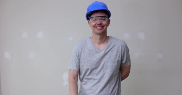 Retrato Constructor Masculino Sonriente Los Puntos Del Casco Con Mano — Vídeos de Stock