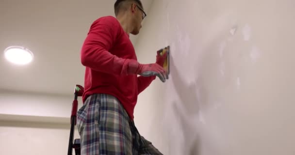 Sıvacı Duvar Yüzeyini Zımparalıyor Duvar Onarımı Resim Hazırlığı — Stok video