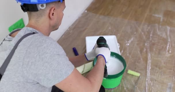 Constructor Habitación Mezcla Pintura Blanca Cubo Preparación Para Pintar Paredes — Vídeos de Stock