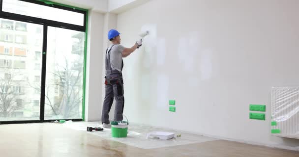 Maschio Pittore Maestro Dipinge Pareti Con Rullo Pittura Appartamento Riparazione — Video Stock