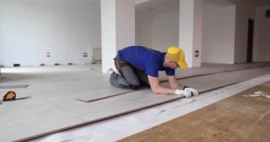 Usta döşeme yeni kaplama konsepti serer. Kaplama için kurallar