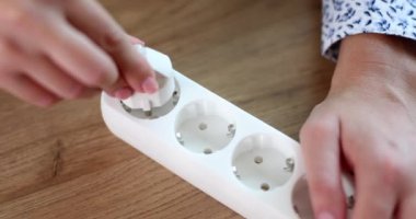 Uzatma kablosuna bağlanmaya hazır el fişi yakın çekim. Ağ genişletici kavramı