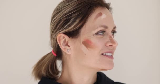 Maquillaje Rostro Femenino Contorno Maquillaje Brillante Contorno Facial Elección Base — Vídeos de Stock
