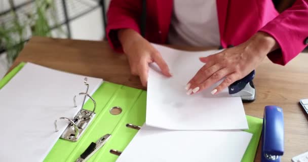 Close Van Vrouwelijke Handen Maken Gaten Met Papier Documenten Met — Stockvideo