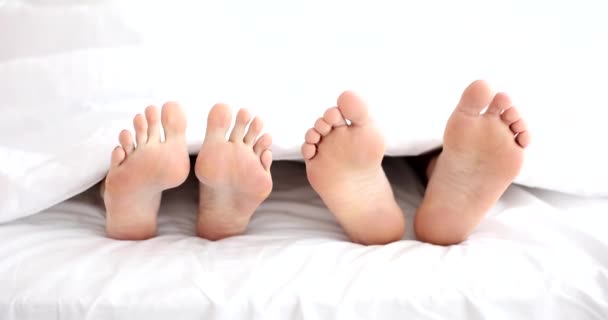 Проблемы Отношениях Супружеская Пара Игнорирует Друг Друга Постели Ноги Мужчины — стоковое видео
