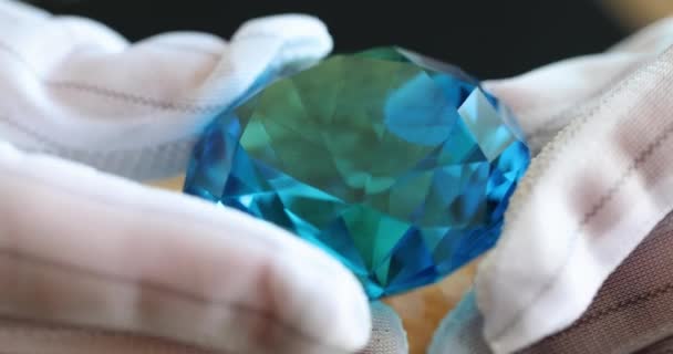Juwelier Hält Blauen Diamanten Handschuhen Nahaufnahme Gemmologische Untersuchung Und Bewertung — Stockvideo