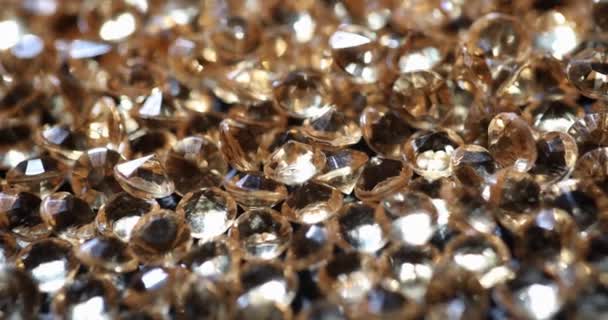 Många Gyllene Glänsande Diamanter Närbild Värdering Ädelstenar Och Geologisk Expertis — Stockvideo