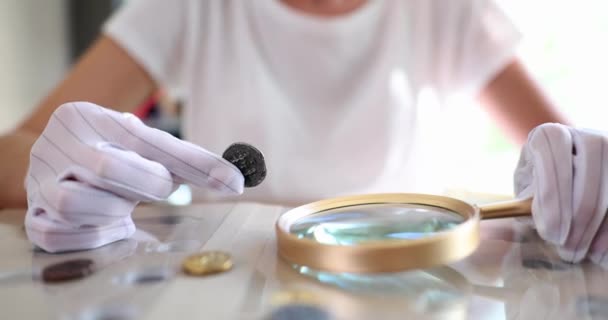 Νομισματολόγος Εξετάζει Συλλογή Νομισμάτων Μέσω Μεγεθυντικού Φακού Συλλογή Και Αποτίμηση — Αρχείο Βίντεο