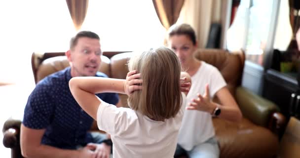 Anne Baba Küçük Kıza Bağırıp Azarlıyorlar Kız Dinlemiyor Ailesini Görmezden — Stok video