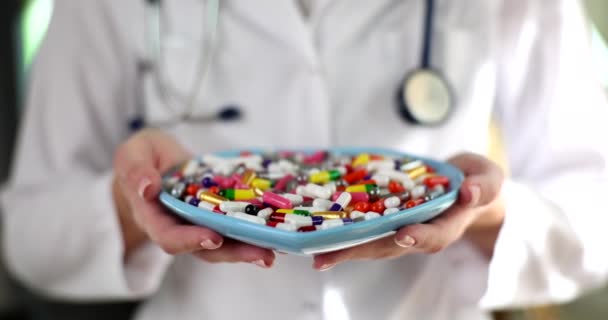 Médico Sostiene Plato Diferentes Píldoras Colores Cardiólogo Ofrece Medicamentos Tratamiento — Vídeo de stock