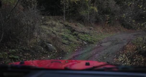 Terénní Auto Jezdí Lesní Špinavé Podzimní Cestě Horách Extrémní Cestování — Stock video