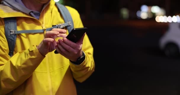 Een Man Met Een Mobieltje Avondstraat Toeristische Bel Taxi Check — Stockvideo