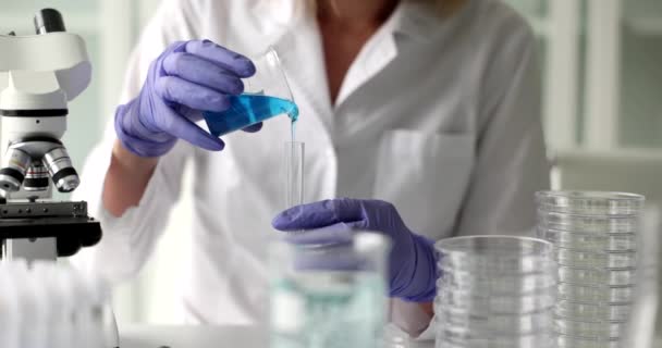 Químico Científico Vierte Gel Azul Tubo Ensayo Laboratorio Análisis Químico — Vídeo de stock