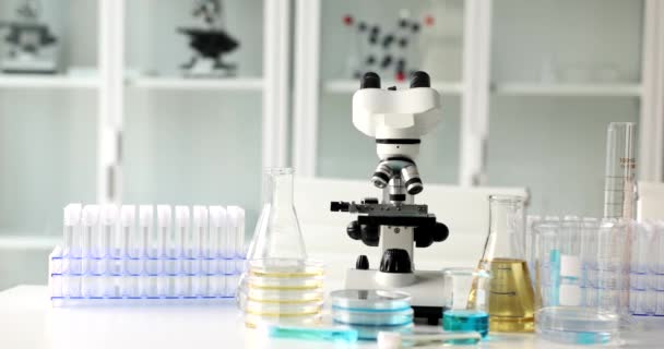 Provrörskolvar Med Vätske Och Laboratorieutrustning För Biokemiska Experiment Kemisk Undersökning — Stockvideo