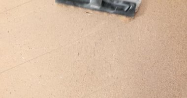 Tahta zeminde elektrik süpürgesi var. Temiz şeridi tamir ettikten sonra. Tahta talaşı ve talaş kalıntılarını temizliyorum.