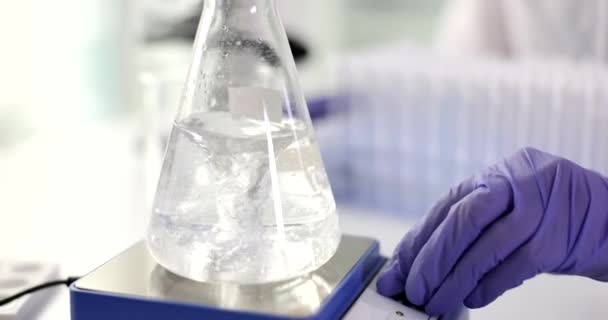 Genomskinligt Rent Flytande Vatten Glasflaska Och Magnetisk Vattenrening Laboratoriekontroll Vattenkvaliteten — Stockvideo