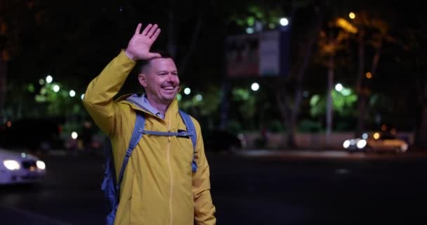 Feliz Alegre Turista Masculino Saludando Taxi Amigos Por Noche Ciudad — Vídeos de Stock