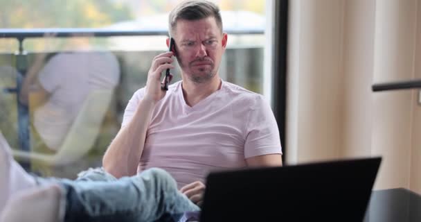 Zkušený Manažer Hádá Zaměstnancem Mobilním Telefonu Řve Notebook Nezávislý Nebo — Stock video