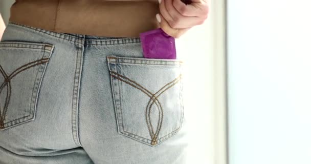 Frau Zieht Kondom Aus Tasche Gesundheitsschutz Und Safe Sex Konzept — Stockvideo