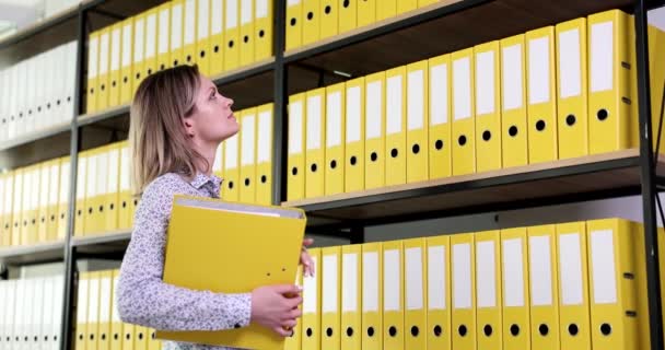 Zamyšlená Soustředěná Žena Podívá Skříňku Žlutými Složkami Dokumentů Obchodní Archiv — Stock video