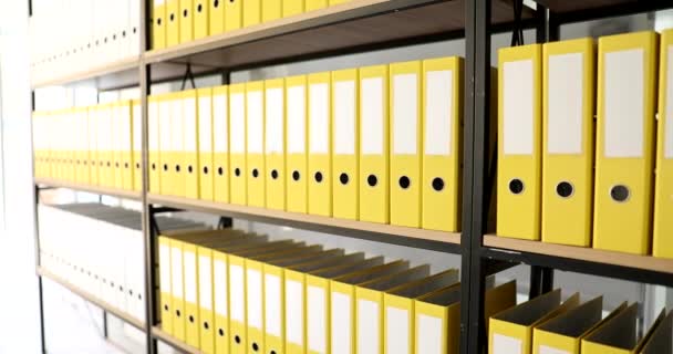 Primer Plano Carpetas Amarillas Idénticas Brillantes Estante Oficina Almacenamiento Archivo — Vídeos de Stock