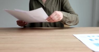 İş kadını çalışma ve analiz için 4K film üzerinde grafikleri olan bir sürü belge hazırlıyor. İş geliştirme okulu finansal büyüme kavramı