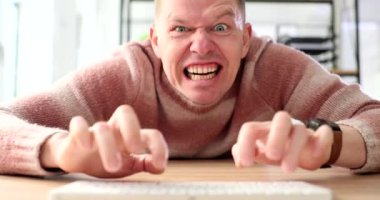 Kızgın agresif adam internette aşağılayıcı yorumlar yazıyor. İnternet zorbalığı ve kötü eleştiriler olumsuz